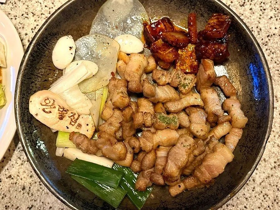 Pork belly and pork skin served as the medium set