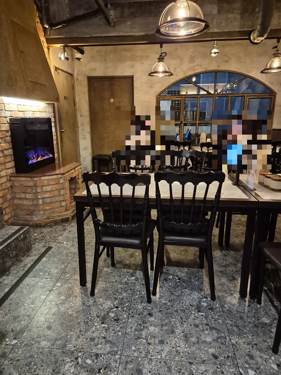 완벌집 경성대본점 내부 좌석