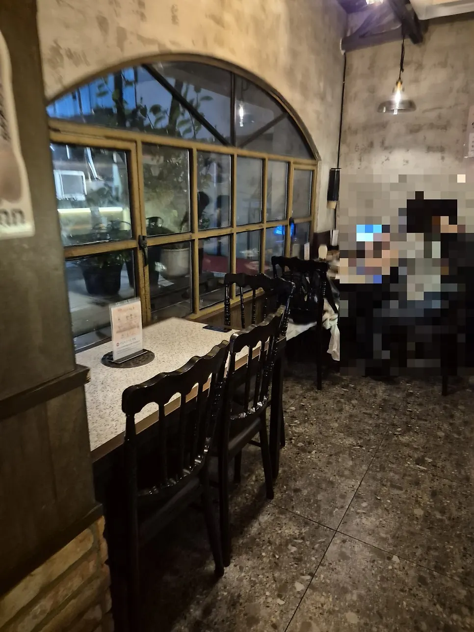 완벌집 경성대본점 바 형태 테이블