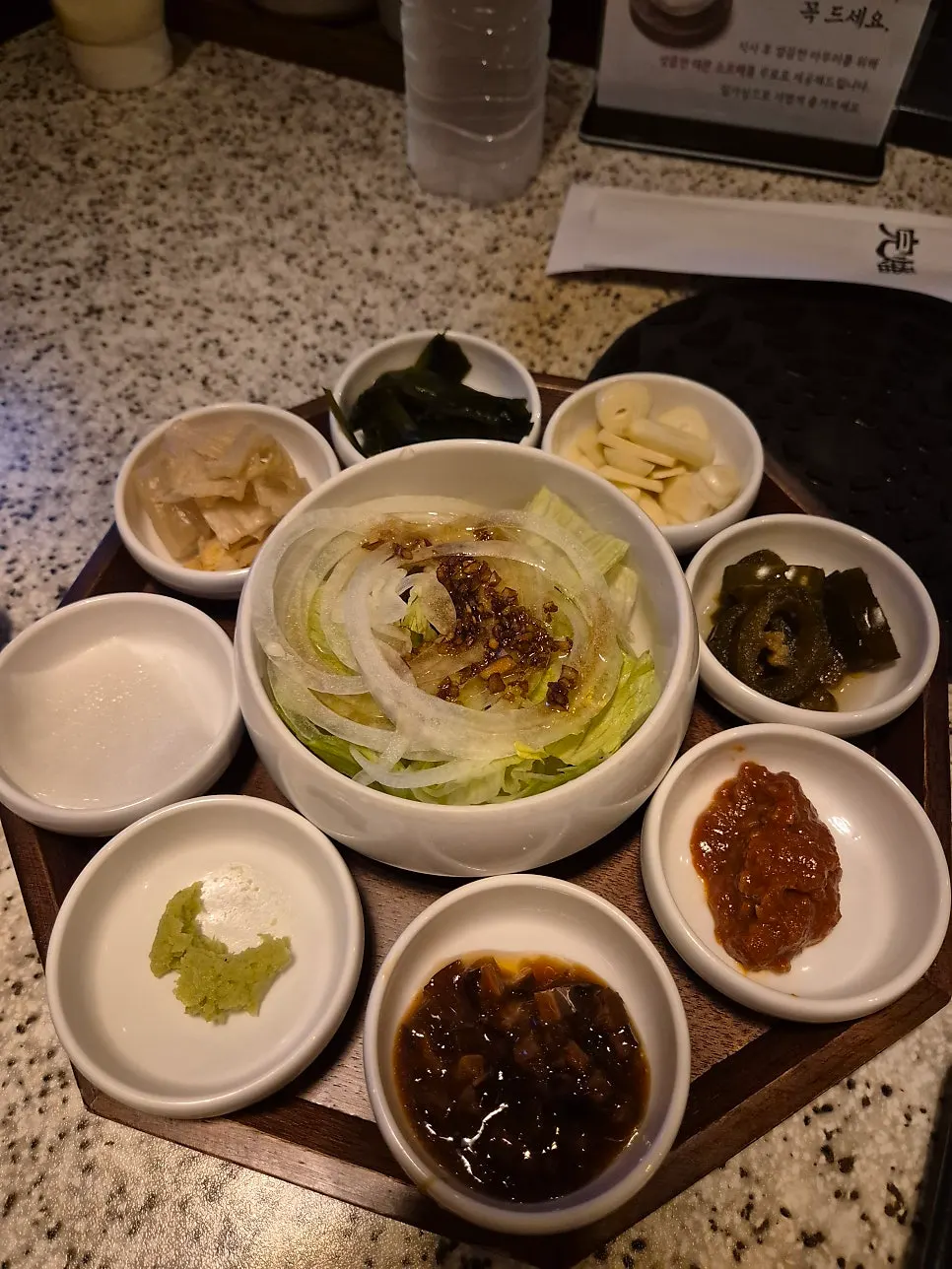 완벌집 밑반찬과 양상추 샐러드 한 상
