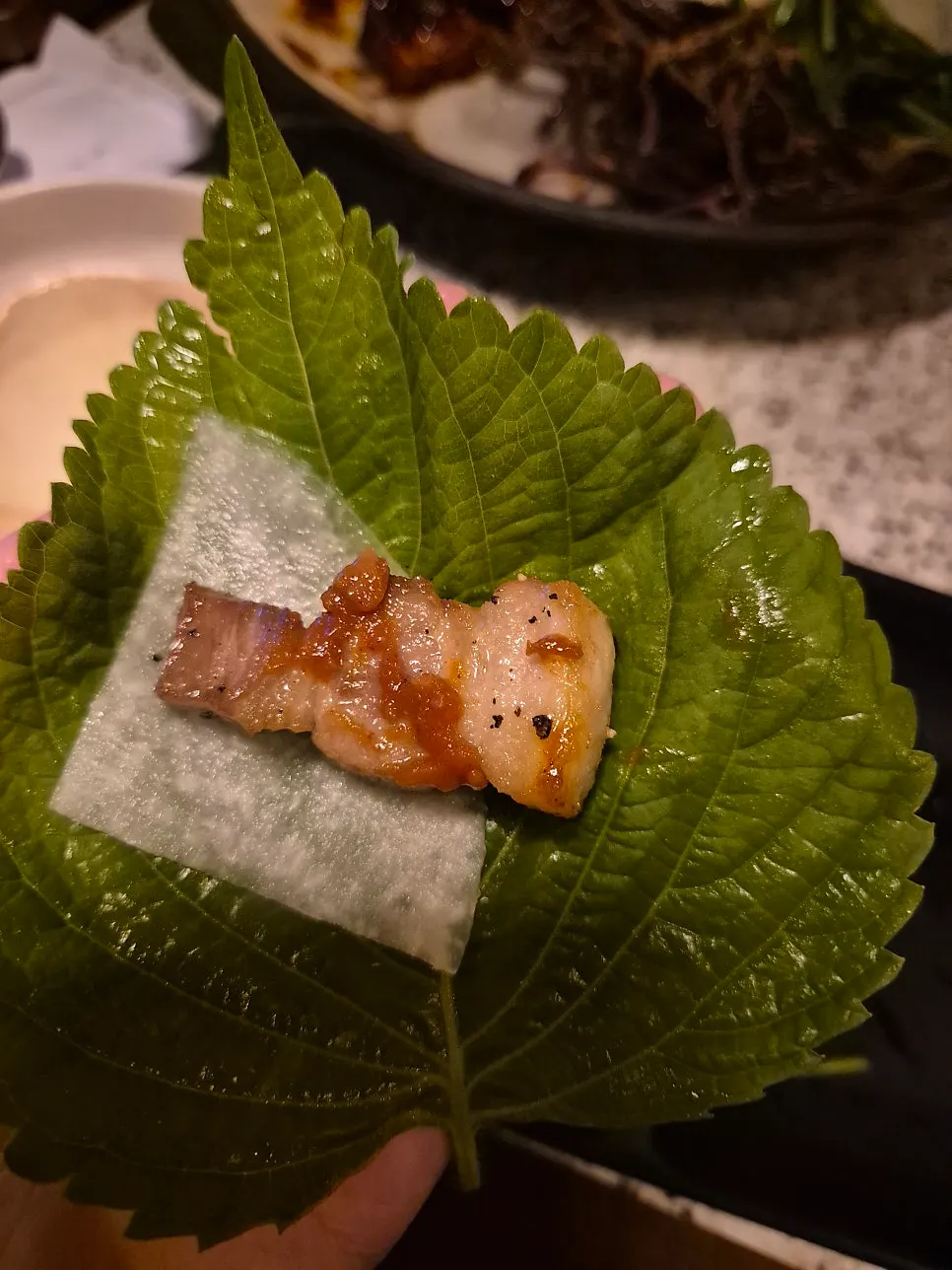 명이나물에 올린 삼겹살