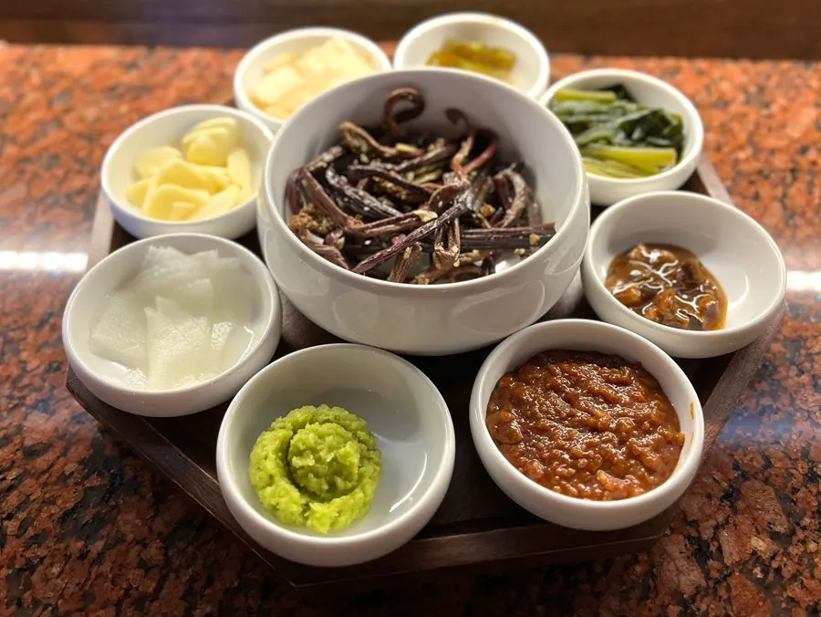 Side dishes and accompanying sauces at Wanbeoljip