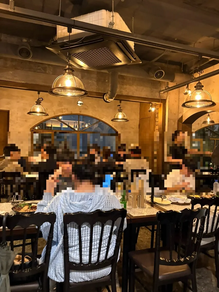 매장에 걸린 위생 인증서와 그릴링 마스터 인증서