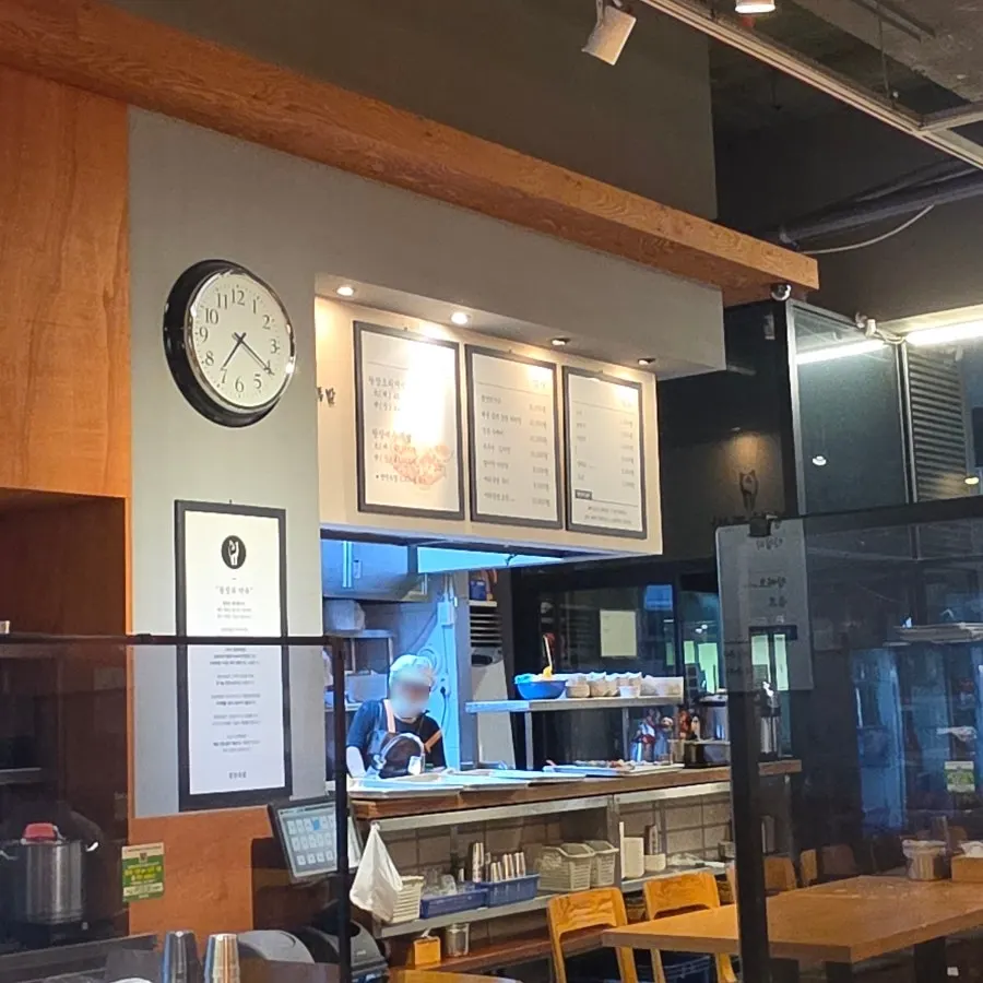 Wangchang Jokbal dining area with wide spacing between seats