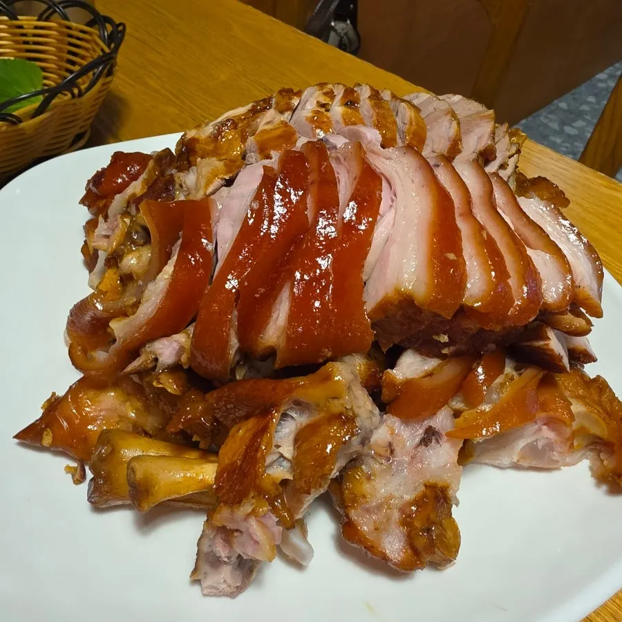 A glossy plate of medium-size original jokbal