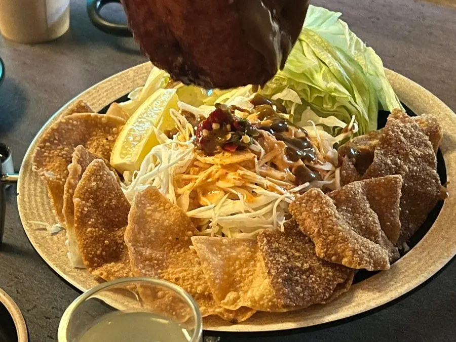 바삭하게 튀겨진 진흙오리전병 한 상