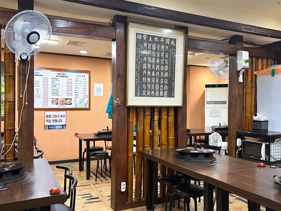 100석 이상 규모의 매장 내부 전경