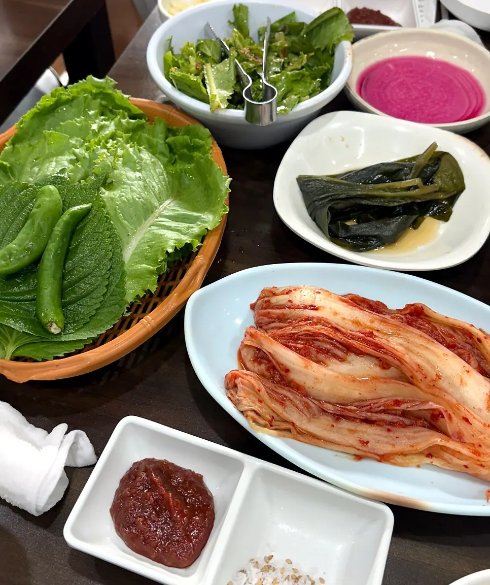 상추와 깻잎이 놓인 기본 밑반찬 상차림