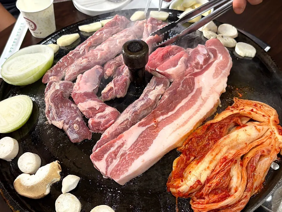 콜키지 프리로 가져온 사케와 고기 상차림