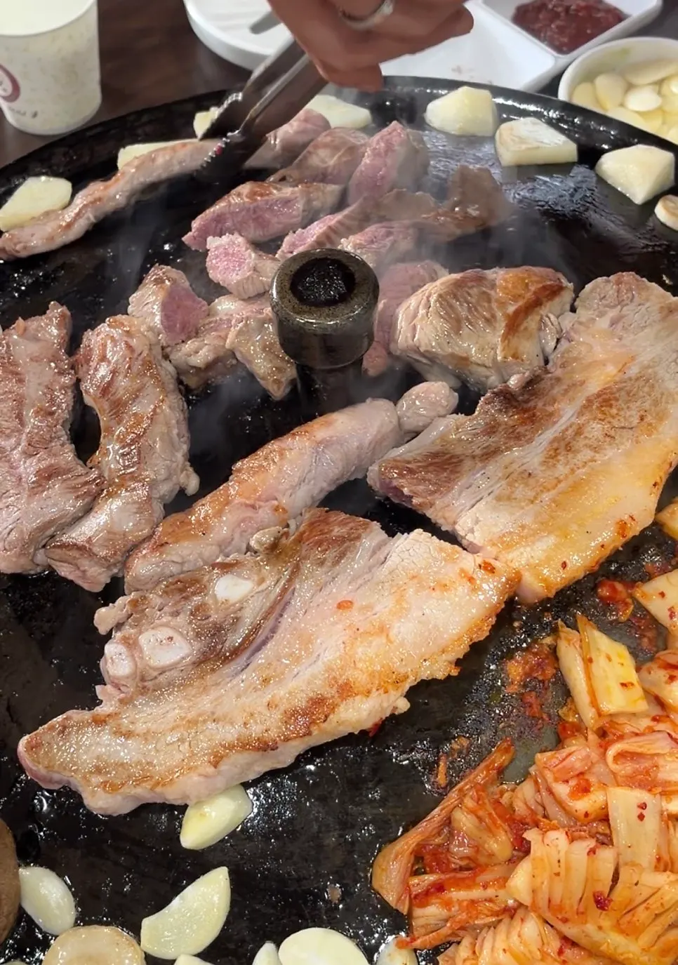 노릇하게 익어가는 삼겹살과 갈매기살
