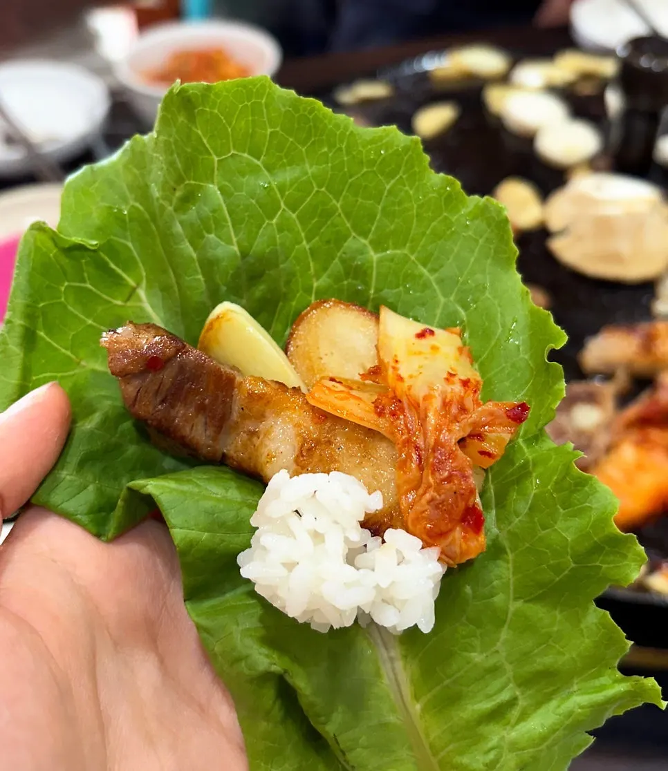 구운 고기와 함께 따른 사케 한 잔