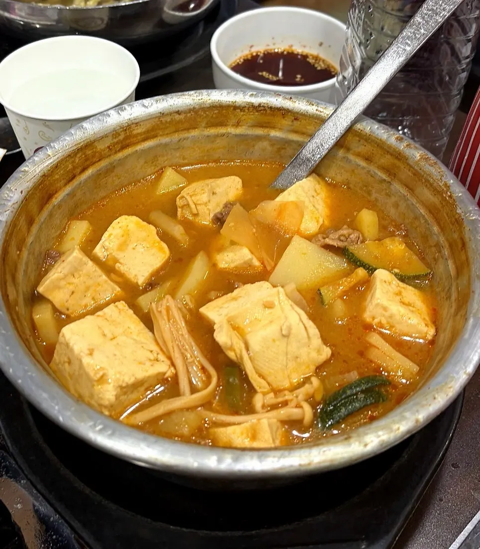 상추에 구운 마늘과 김치를 올린 쌈