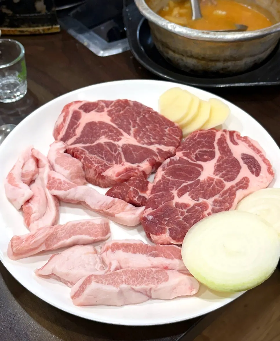 두부와 버섯이 듬뿍 든 된장찌개
