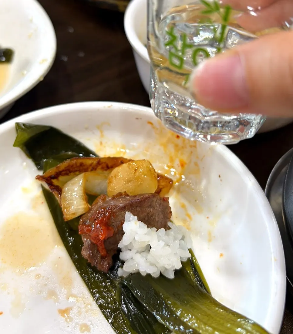 두툼한 고기가 든 김치찌개