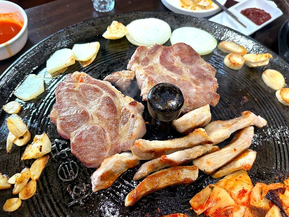 오이와 계란이 올라간 서비스 물냉면
