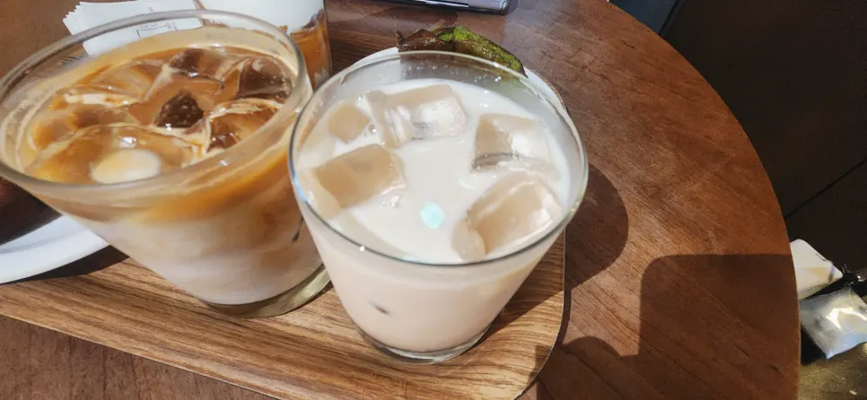 디저트와 함께 놓인 밀크티
