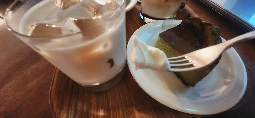 밀크볼과 커피가 놓인 테이블