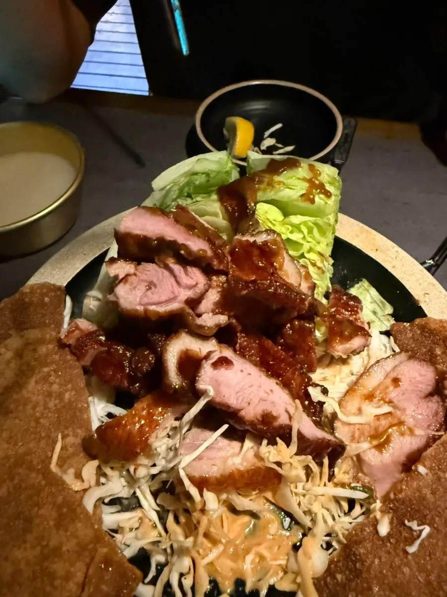 Memotong mud duck jeonbyeong dengan gunting
