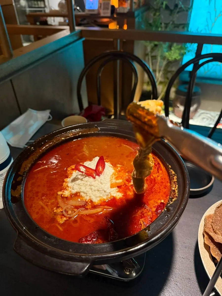 Mud duck jeonbyeong dihidang bersama salad