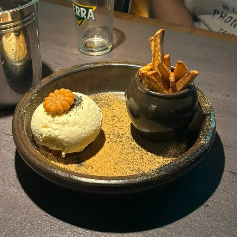 Yakgwa and ice cream dessert