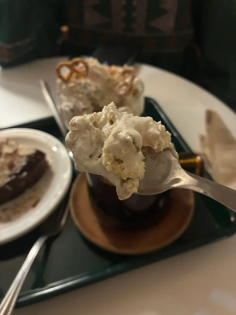Close-up of the banana pudding and fresh cheesecake