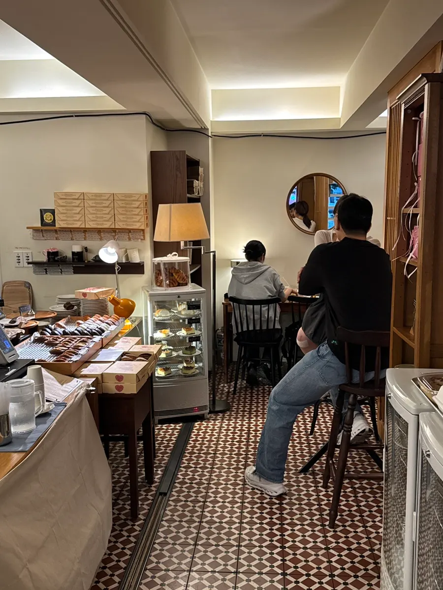 Around the 1st floor order counter at Eojil In