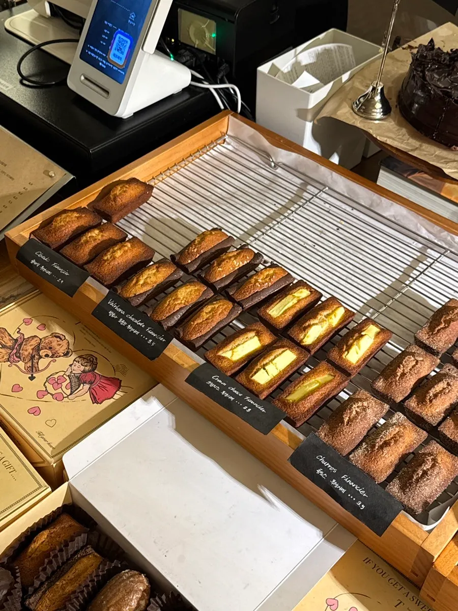 Financier display case at Eojil In