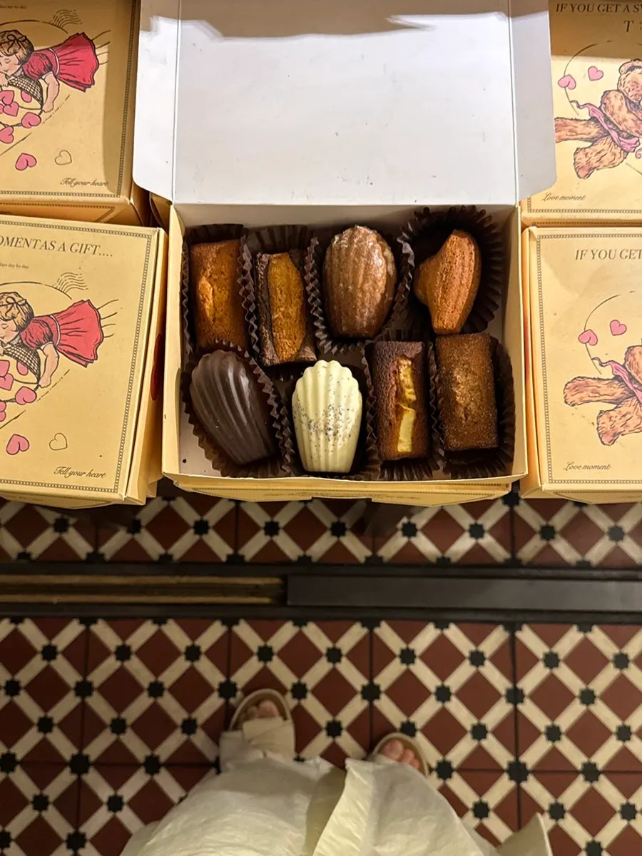 Gift box set of baked goods
