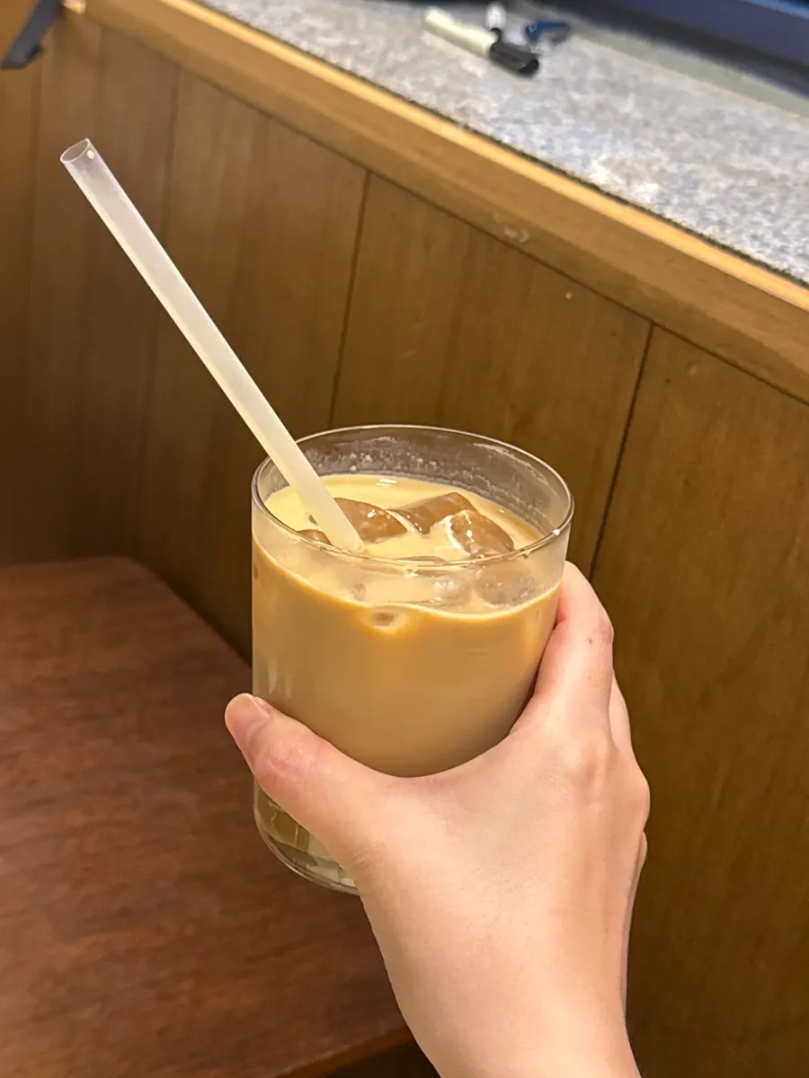 Close-up of Eojil In's decaf latte