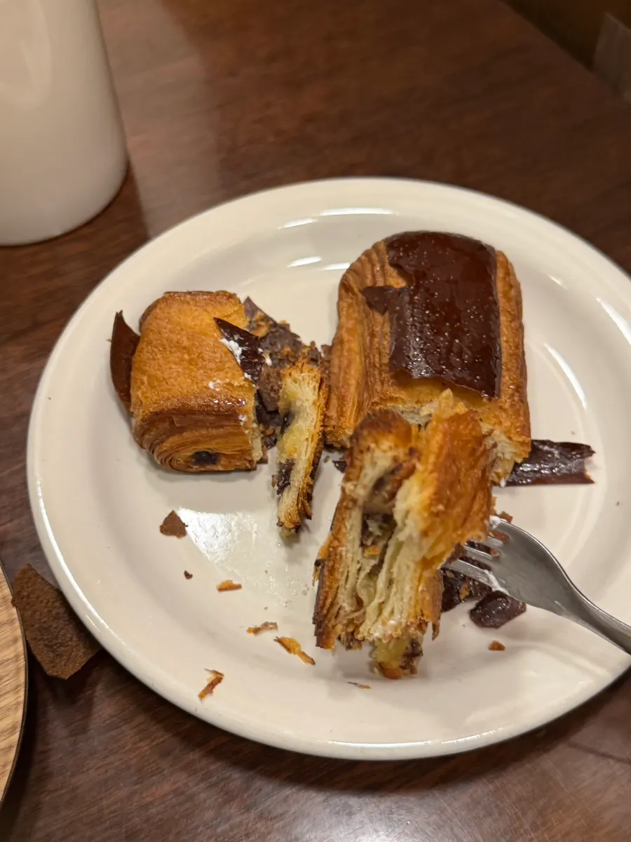 Eojil In's pain au chocolat with coffee