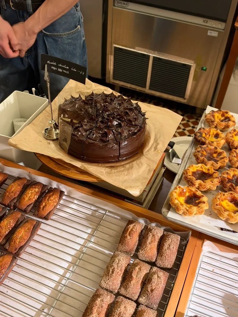 Eojil In Wangsimni gift box and desserts