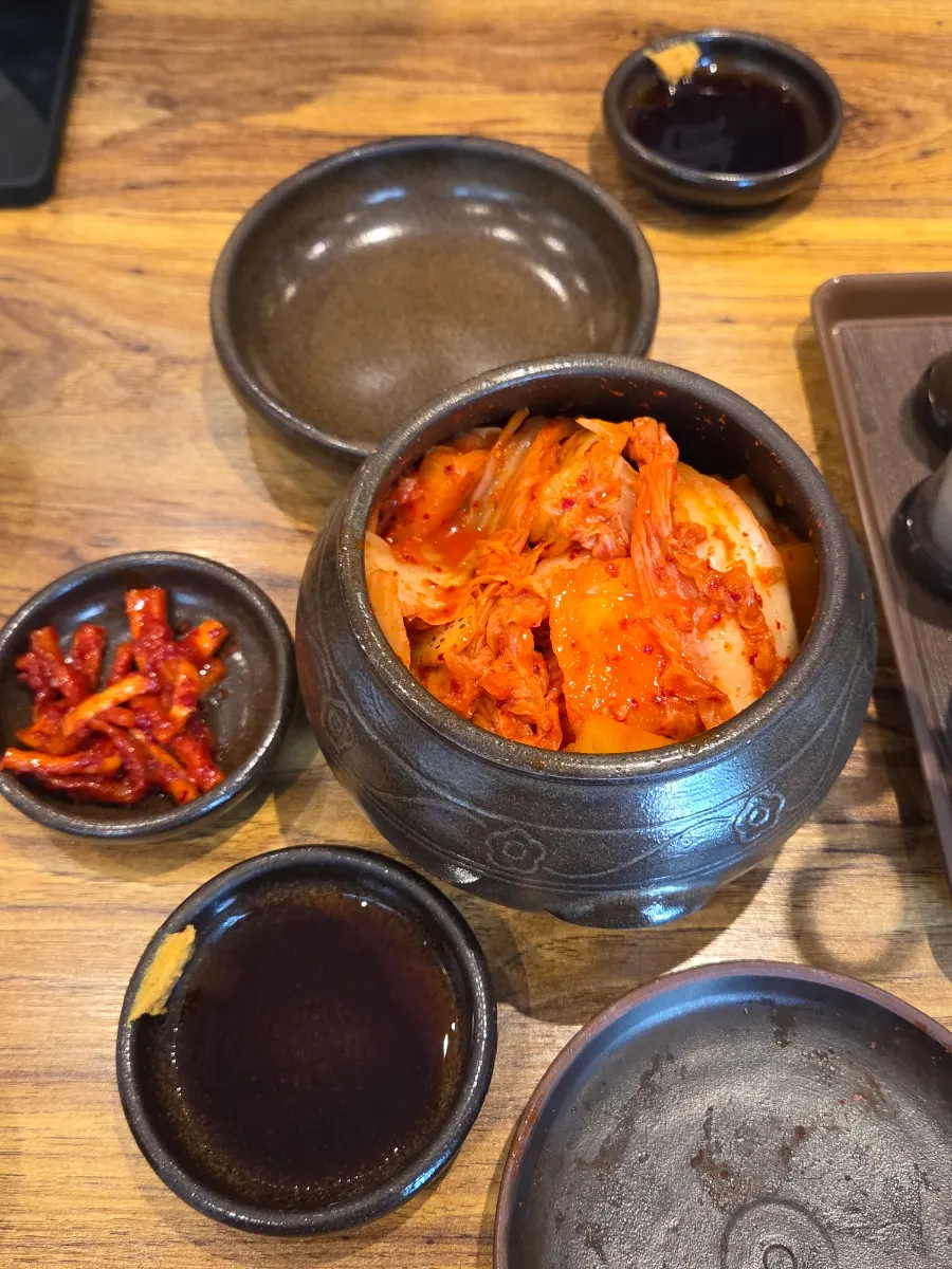 항아리 그릇에 담겨 나온 김치와 반찬 상차림