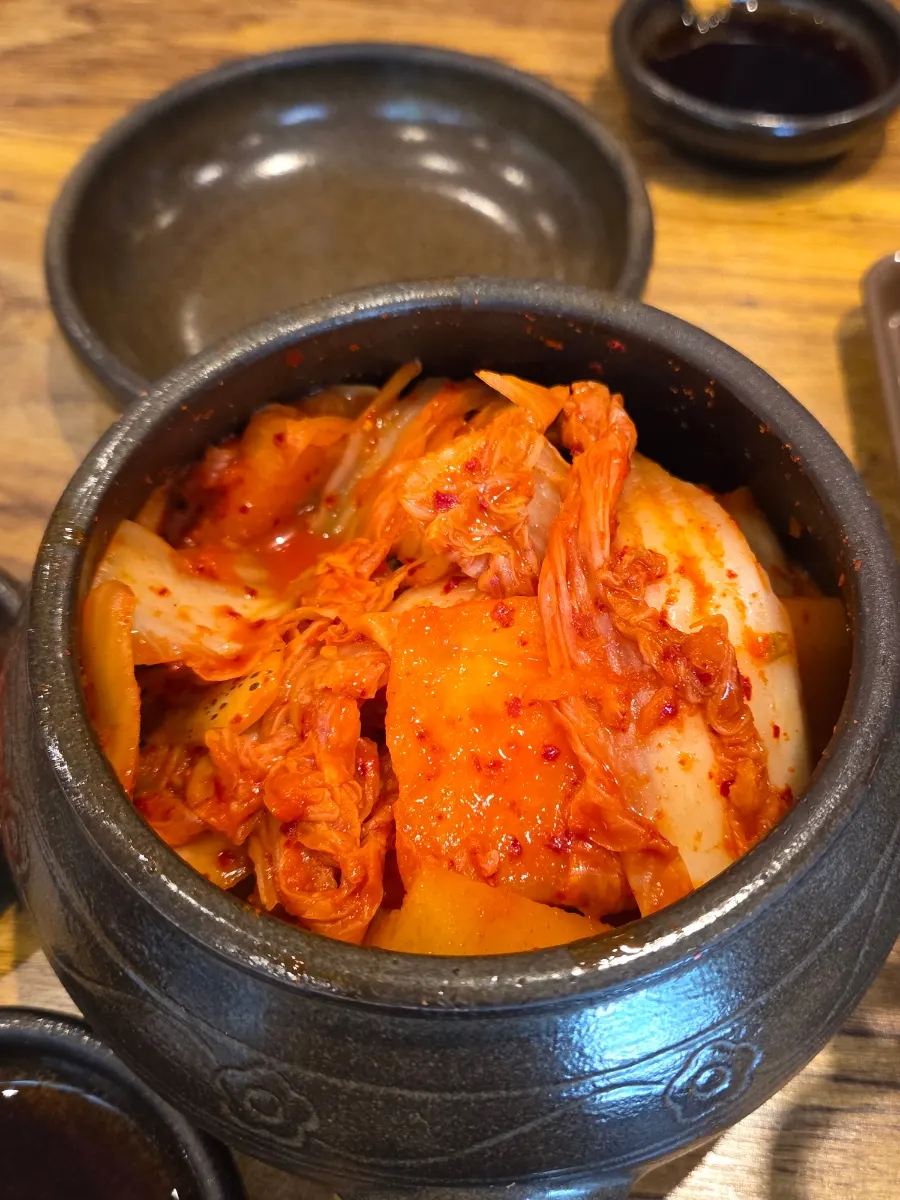 항아리 그릇에 큼지막하게 담긴 김치
