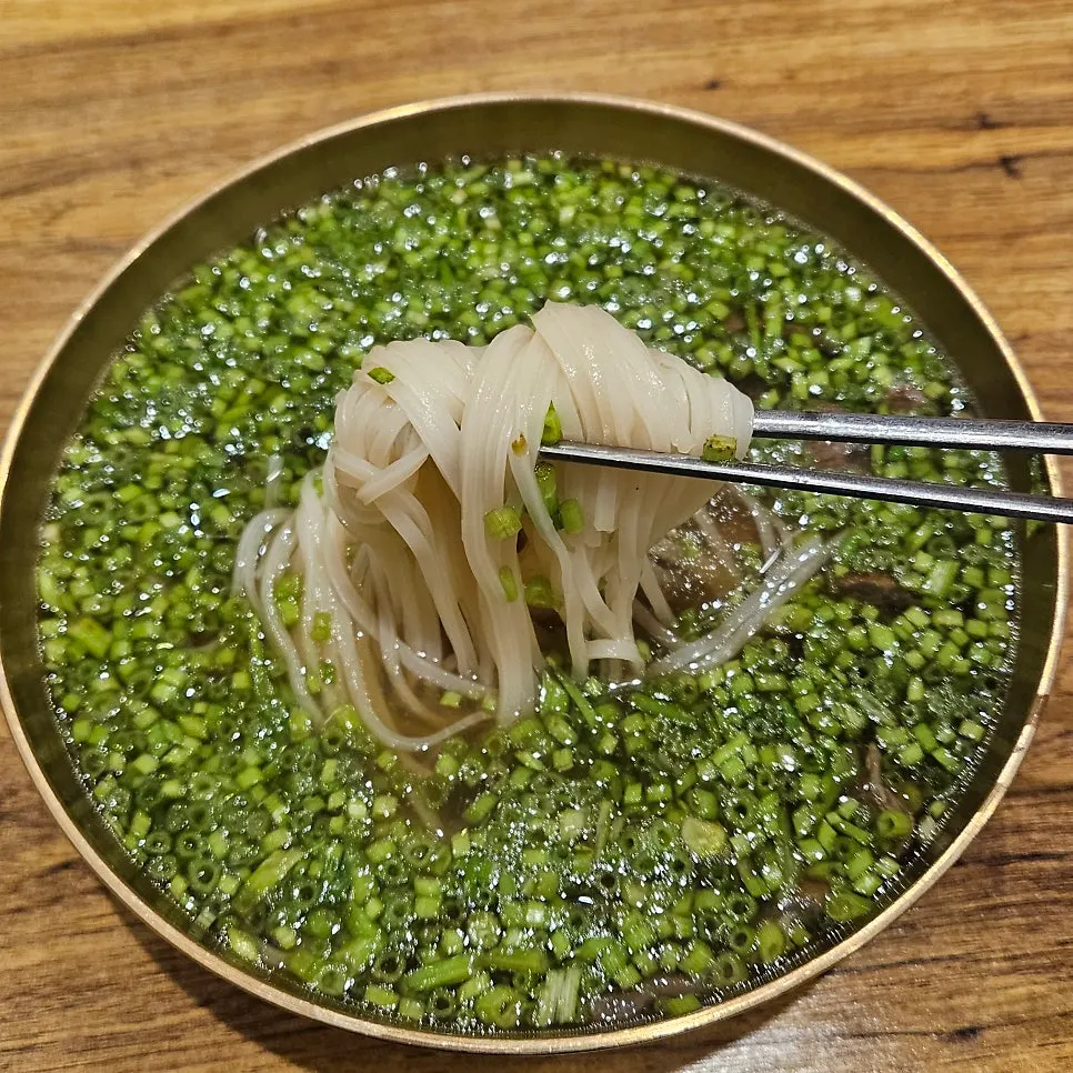 Rice noodles submerged in gomtang broth