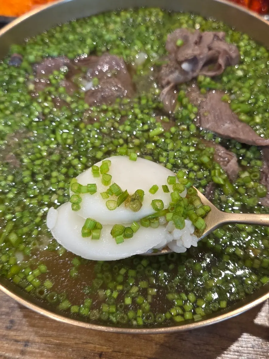 국물에 자작하게 말린 밥과 미나리