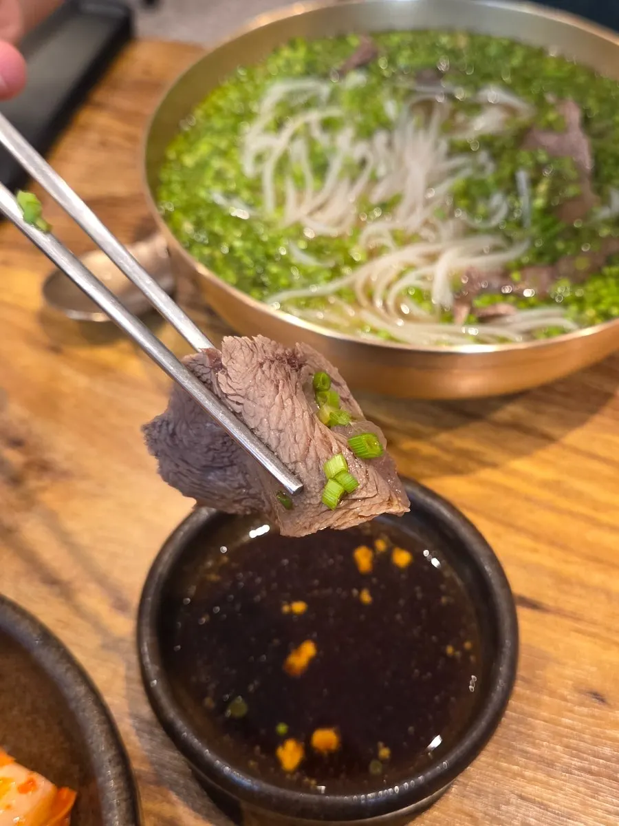 젓가락으로 건져 올린 탱글한 쌀국수 면발