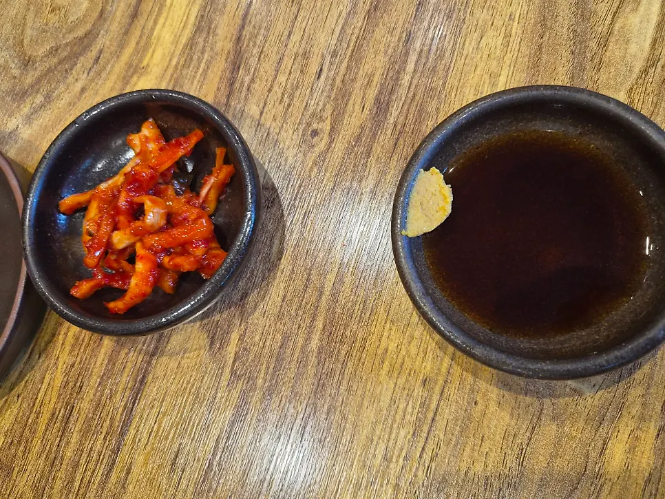 Table set after ordering at Geumnyeong Gomtang