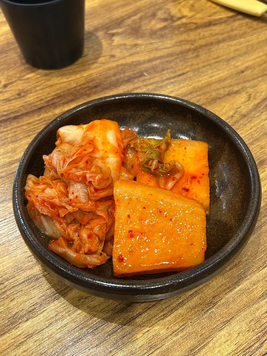 Kkakdugi and kimchi placed on the table