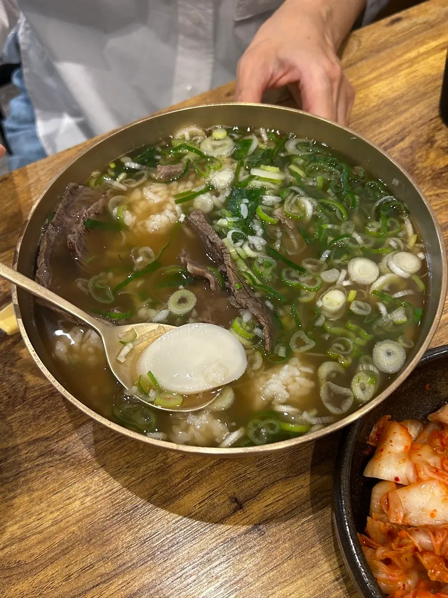 Gomtang with rice mixed in via the toryeom method