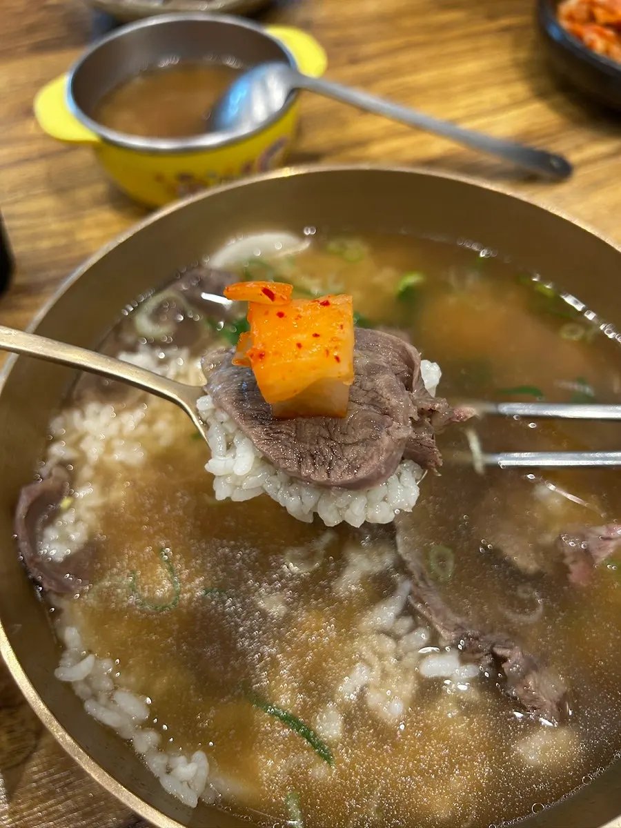Clear, refreshing gomtang broth