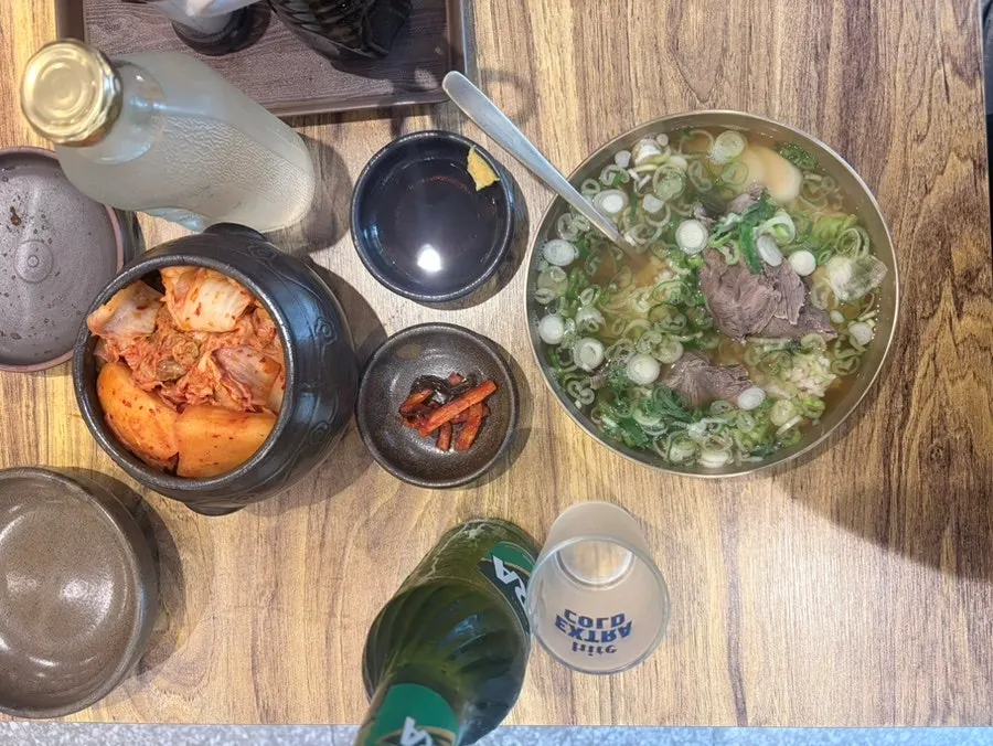 금녕곰탕 깔끔한 매장 내부 좌석