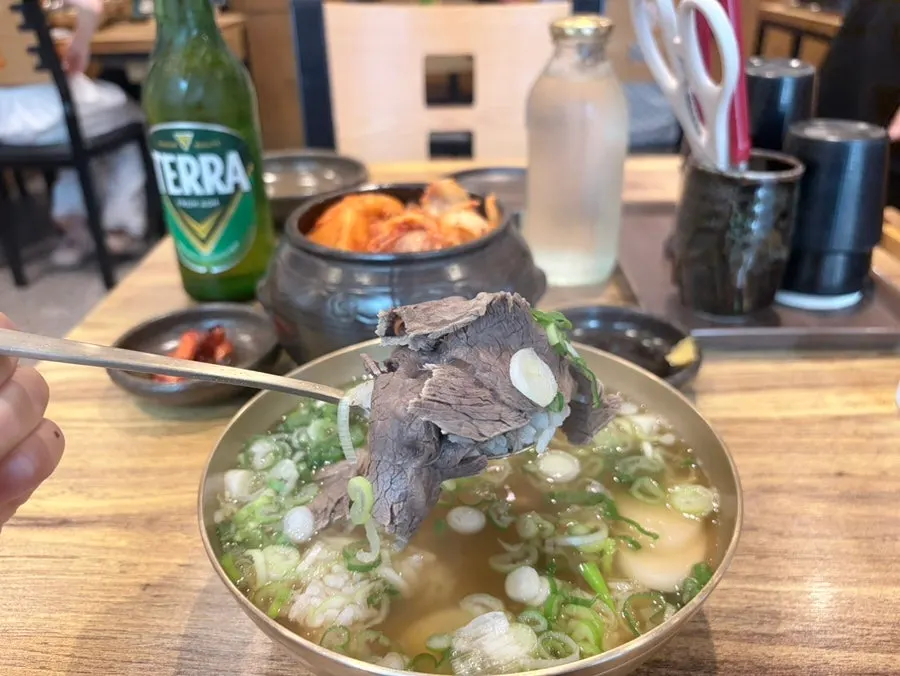 놋그릇에 담겨 나온 금녕곰탕 기본 곰탕