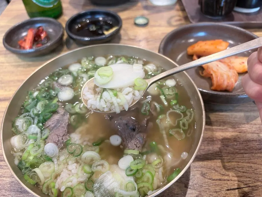국물에 토렴되어 나온 곰탕 밥