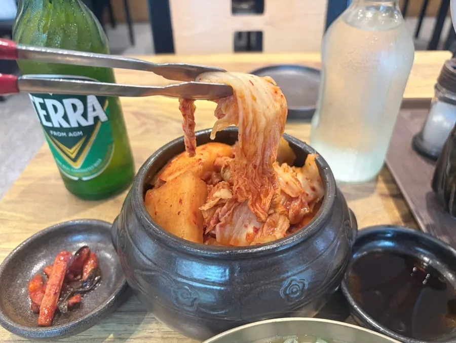 테이블에 놓인 김치 깍두기 항아리