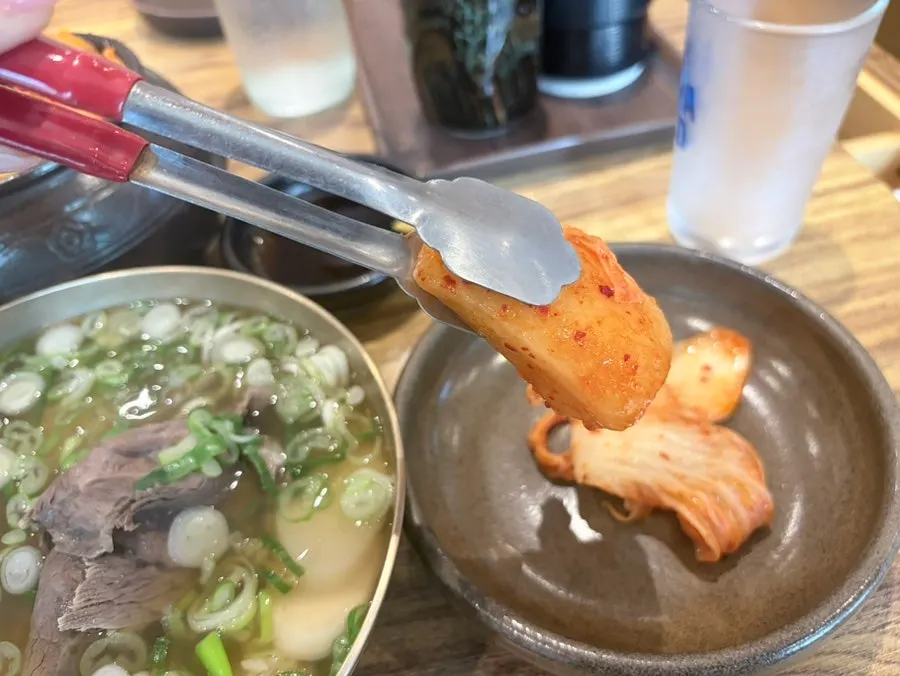 접시에 덜어 담은 김치와 깍두기
