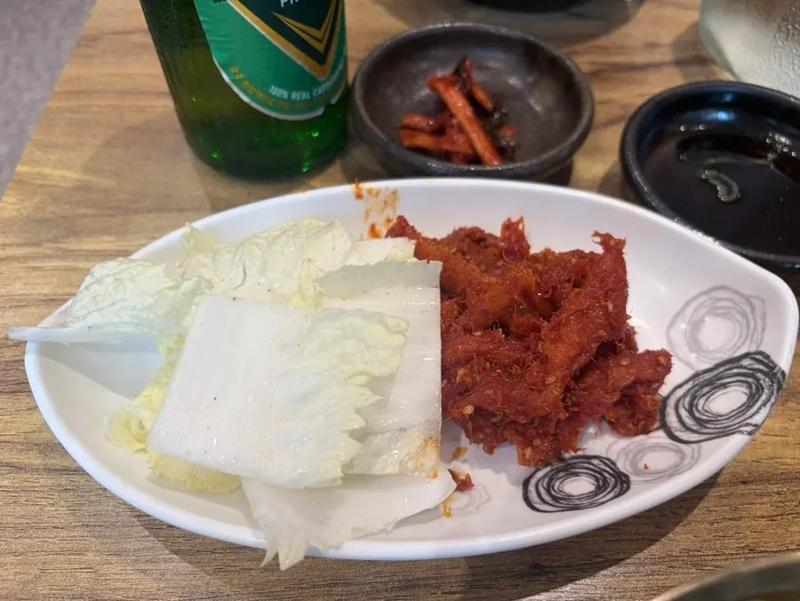 곰탕 위에 김치를 얹은 모습