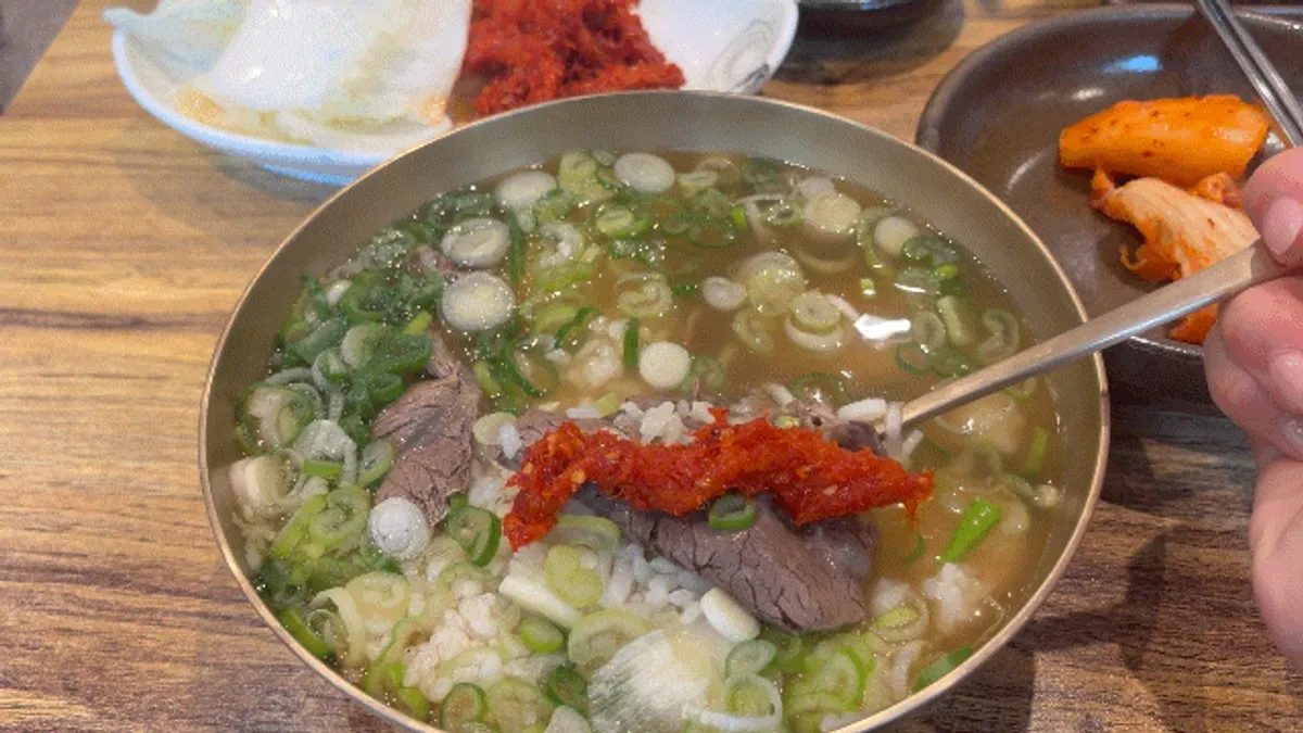 곰탕에 명태회무침을 올려 먹는 조합