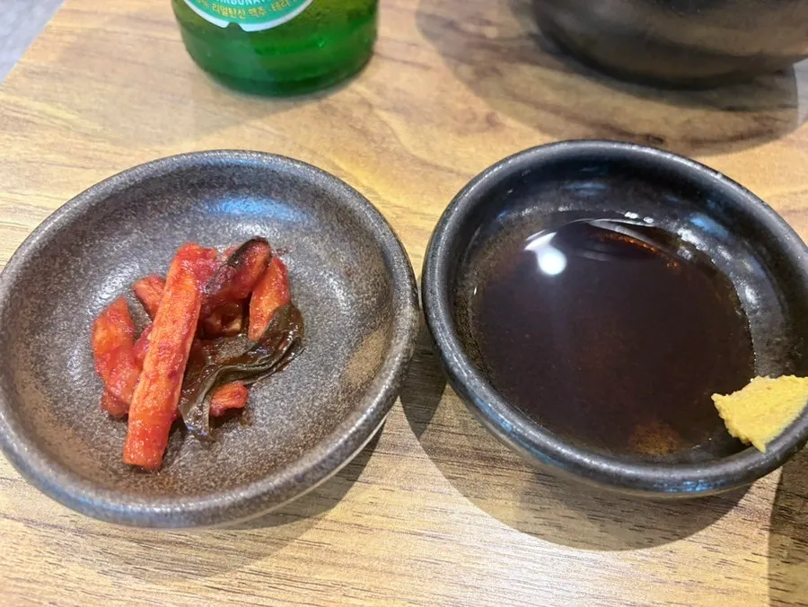 곰탕과 반찬이 차려진 식사 테이블