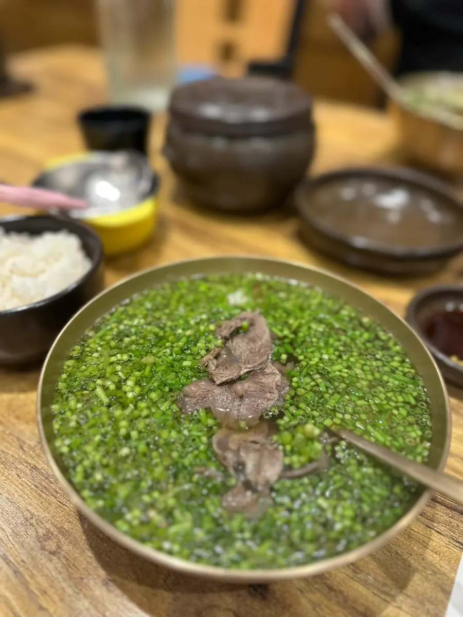 Minari gomtang topped with water dropwort at Geumnyeong Gomtang