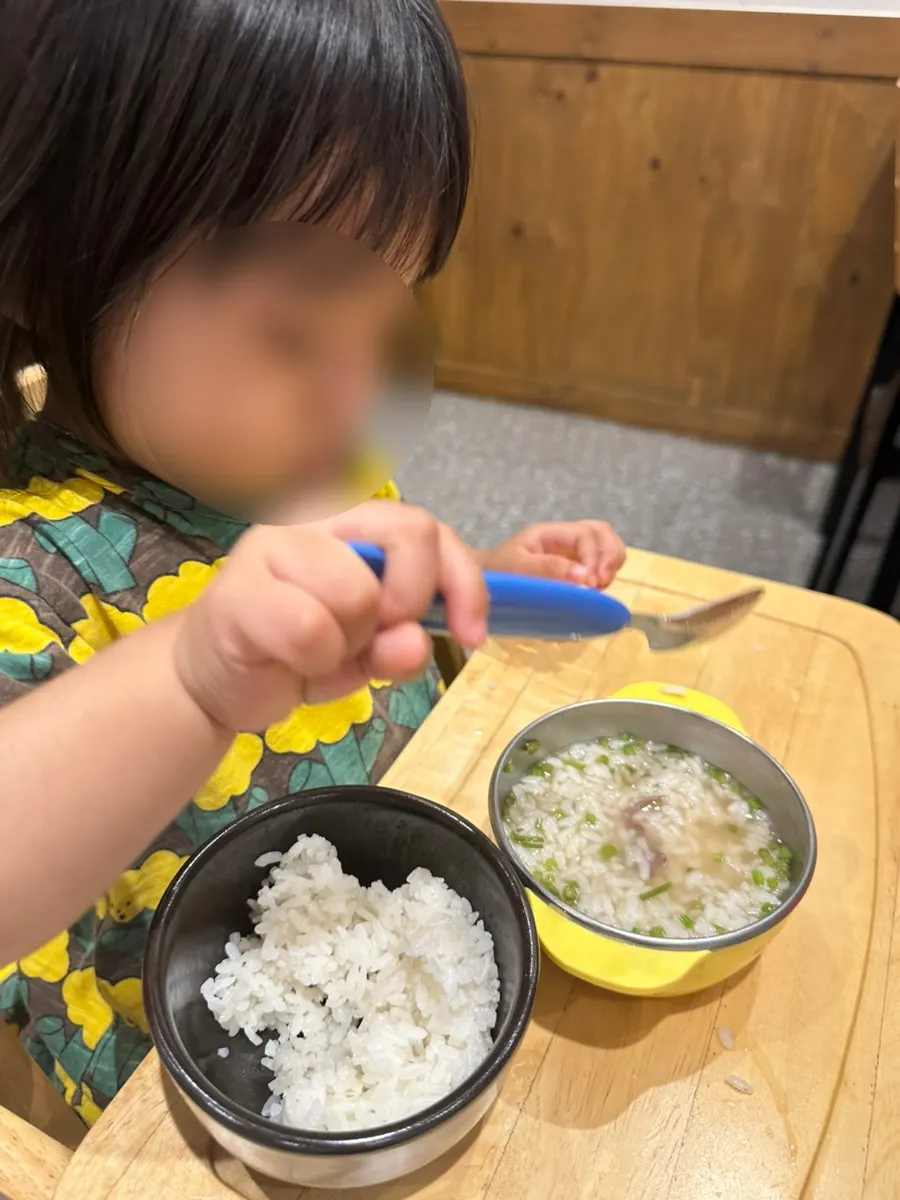 Dinner table with a child at Geumnyeong Gomtang